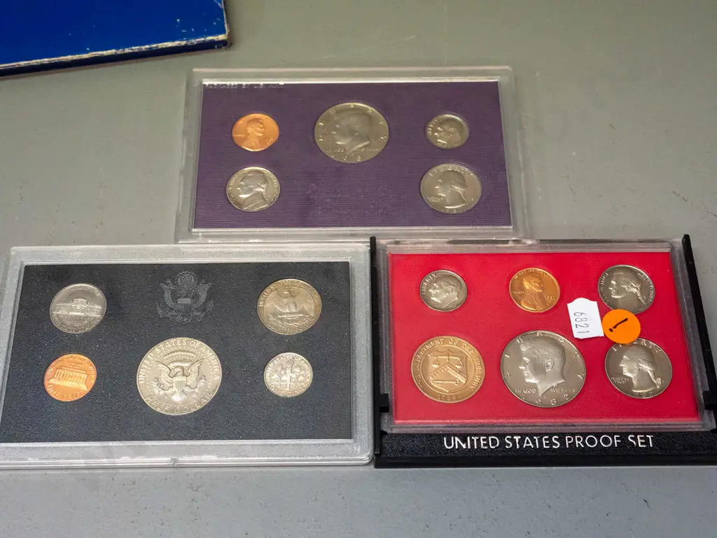 3 cased and boxed United States uncirculated proof coins sets - 1982, 83 and 87 - some wear to boxes Image 1++