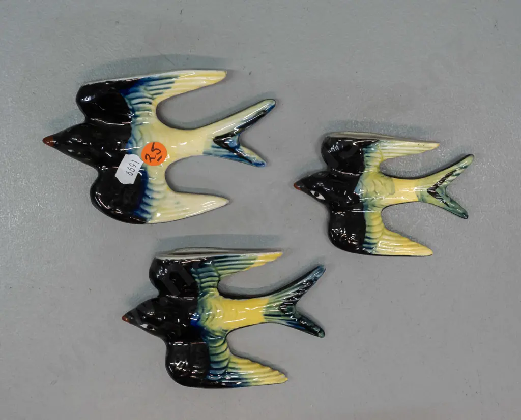 graduated set of 3 small swallow wall pocket vases, no maker's marks - largest is H-90 W-130 Image 1++