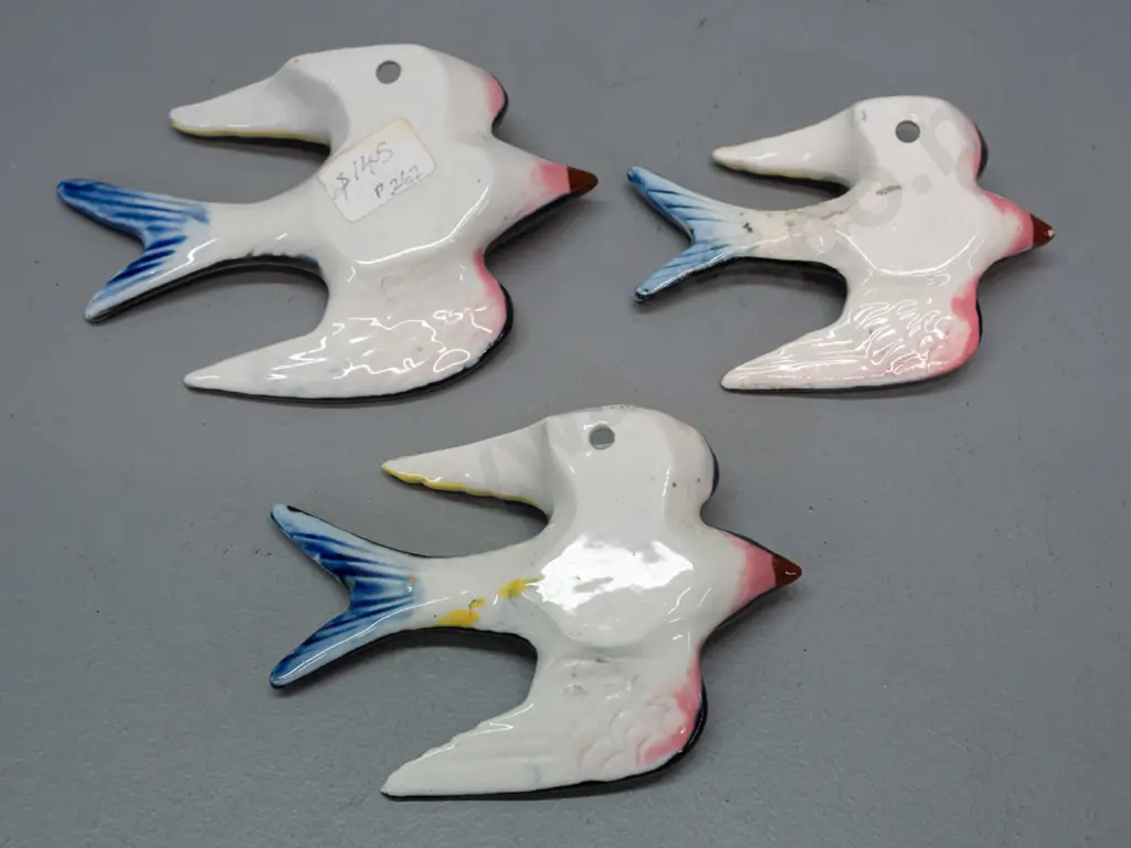 graduated set of 3 small swallow wall pocket vases, no maker's marks - largest is H-90 W-130 Image 1++