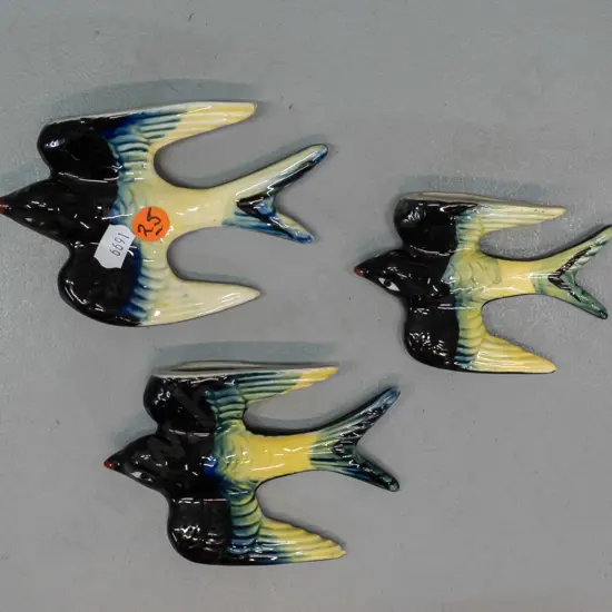 graduated set of 3 small swallow wall pocket vases, no maker's marks - largest is H-90 W-130