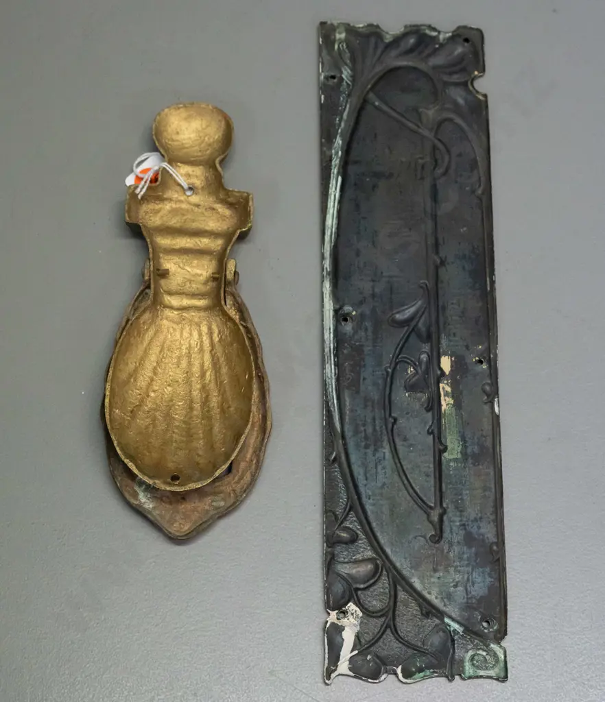 Vintage copper Nouveau-style door push plate H-300 W-75 & brass door knocker [plate paint residue, discolouration to Image 1++