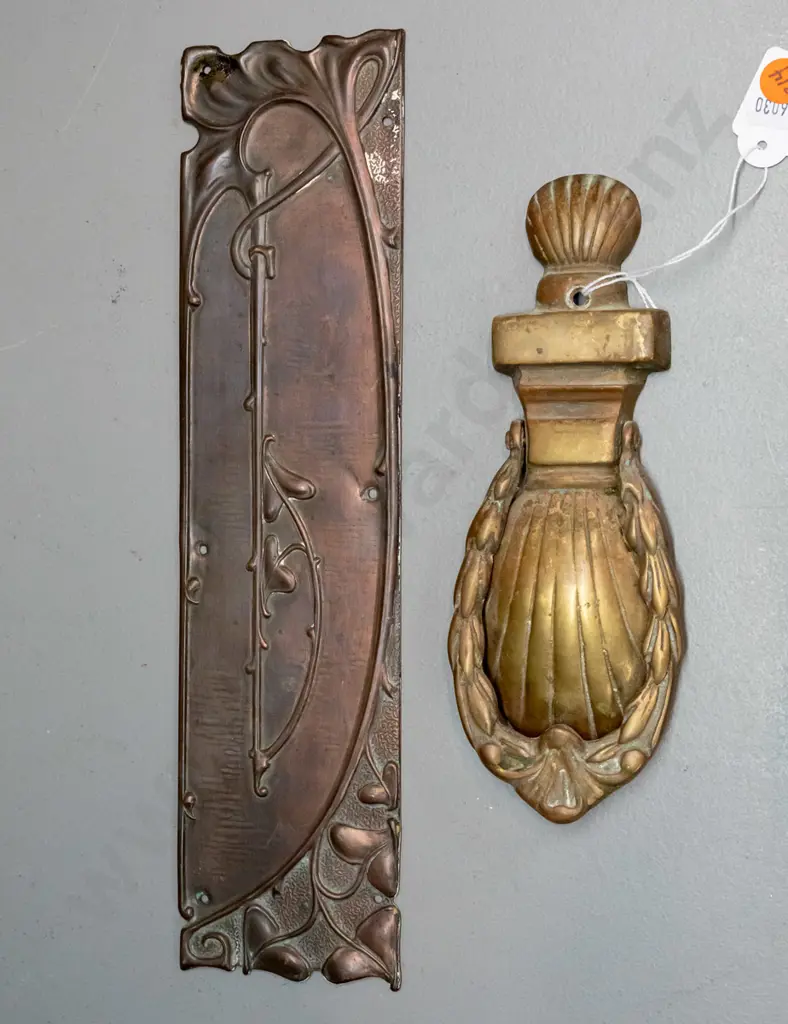 Vintage copper Nouveau-style door push plate H-300 W-75 & brass door knocker [plate paint residue, discolouration to Image 1++