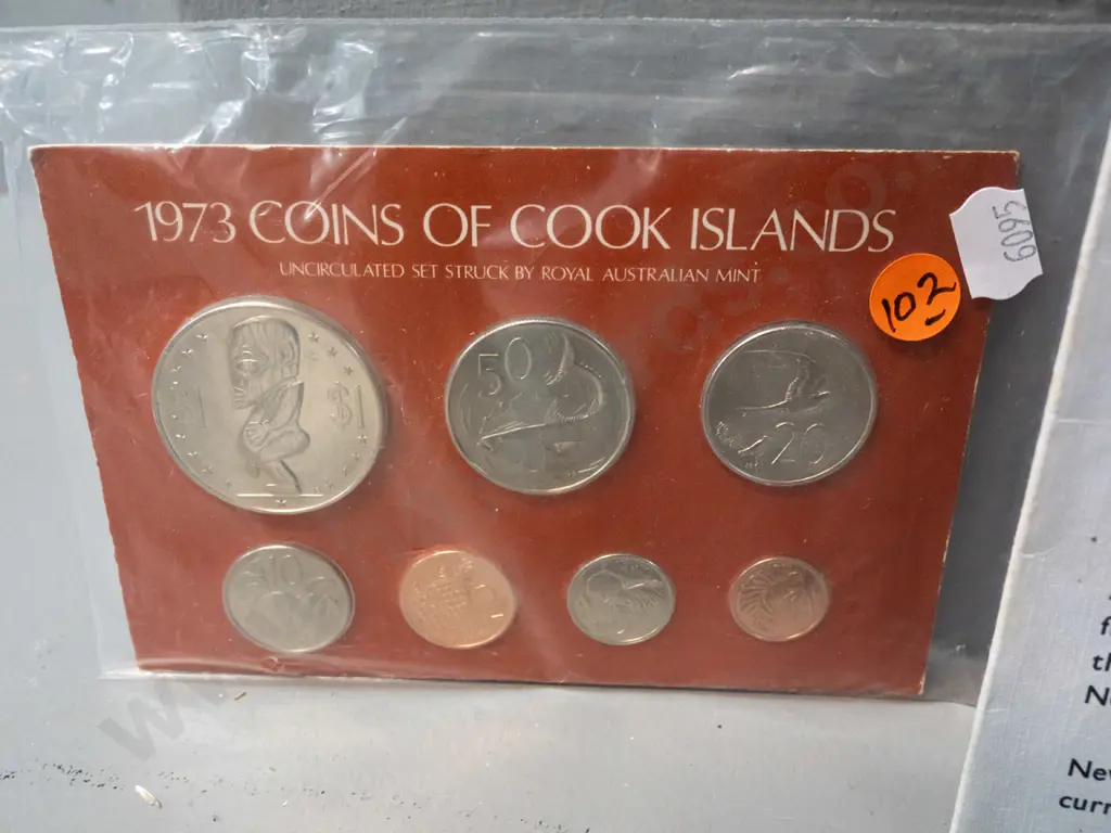 assorted NZ, Australia and Cook Islands coins - 2 each of 1967 & 1970 NZ dollars, 1973 Cook Islands, cased 1984 Image 1++