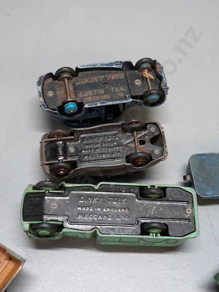 various vintage Meccano / Dinky Toys and other die-cast vehicles - Austin Devon, Austin taxi, 2 trailers, petrol tanker Image 1++