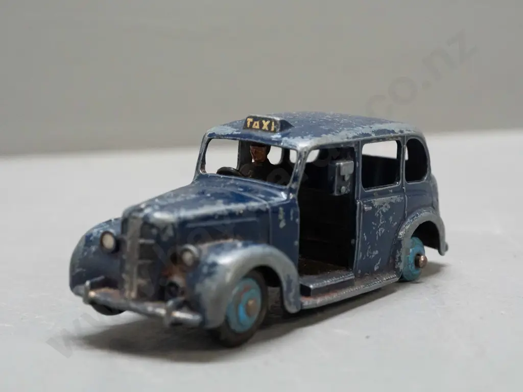 various vintage Meccano / Dinky Toys and other die-cast vehicles - Austin Devon, Austin taxi, 2 trailers, petrol tanker Image 1++