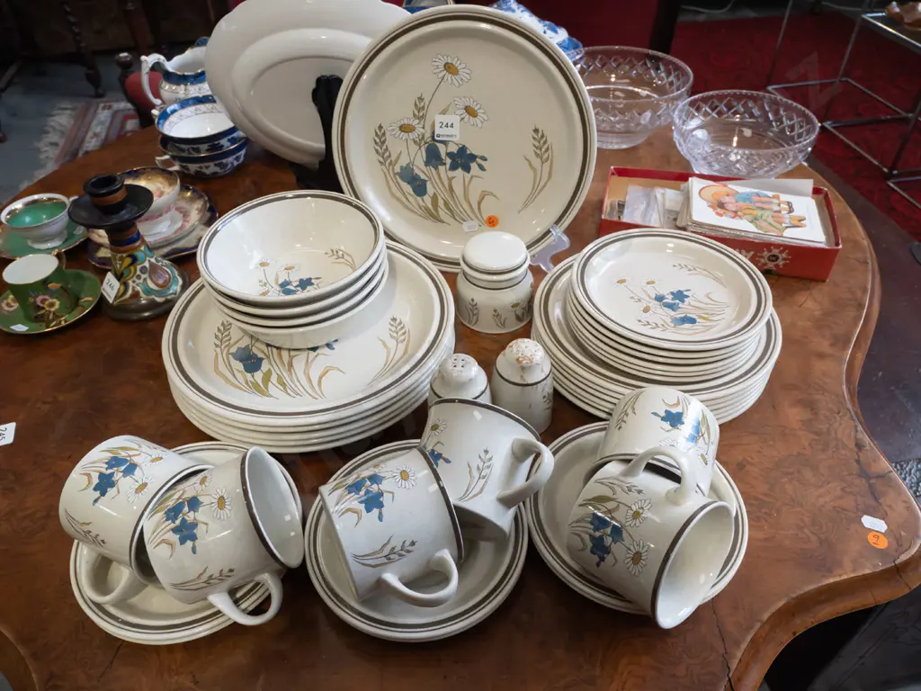 Royal Doulton Lambeth Ware "Hill Top" pattern table ware - 6 dinners D-260, and sides, 4 soup bowls, 6 trios Image 1++