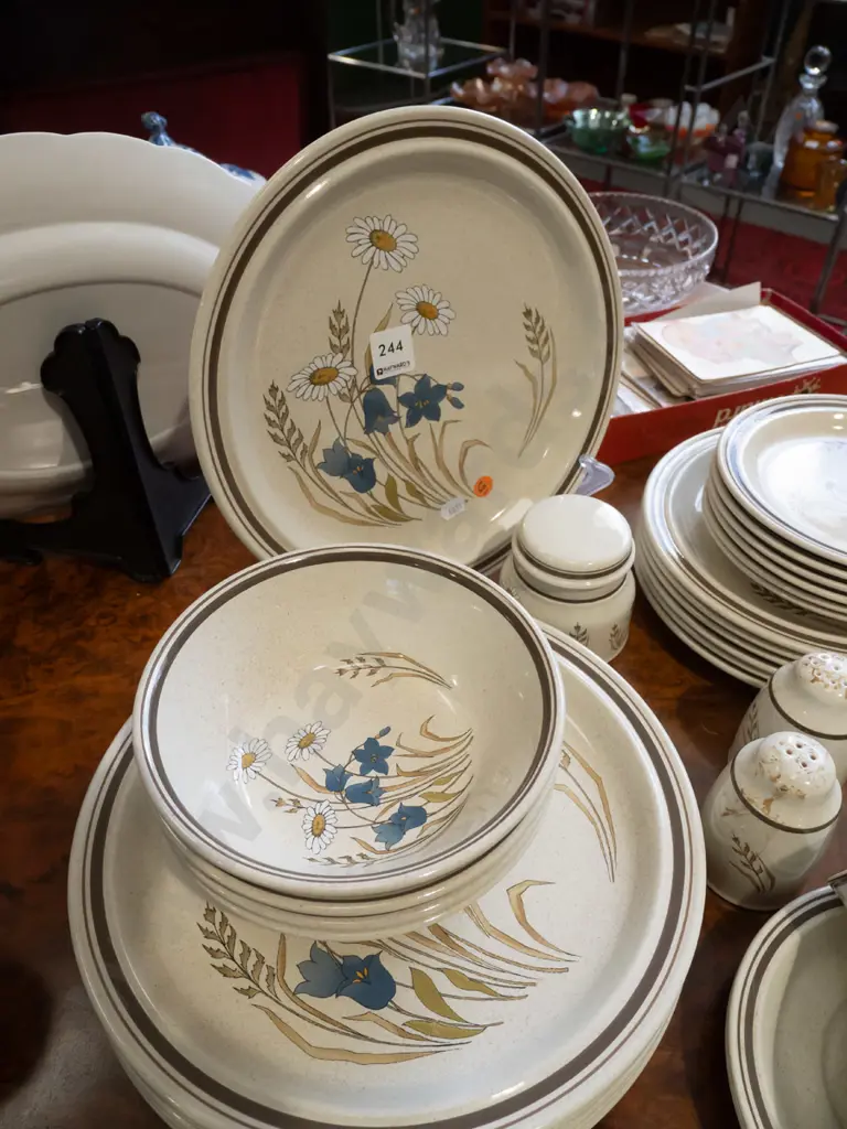 Royal Doulton Lambeth Ware "Hill Top" pattern table ware - 6 dinners D-260, and sides, 4 soup bowls, 6 trios Image 1++