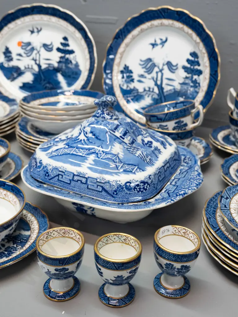 Large assortment of Booths Real Old Willow: 2x oval ashets 6x dinner 5x medium plates 4x soup w/ saucer 7x trios etc. & Image 1++