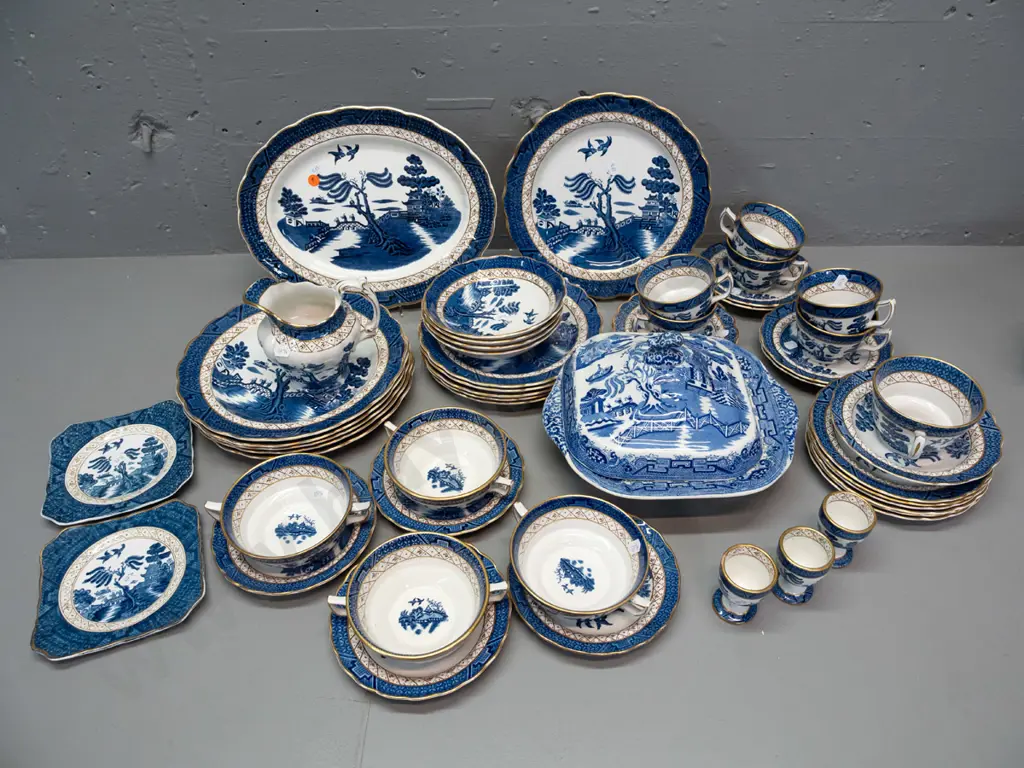 Large assortment of Booths Real Old Willow: 2x oval ashets 6x dinner 5x medium plates 4x soup w/ saucer 7x trios etc. & Image 1++