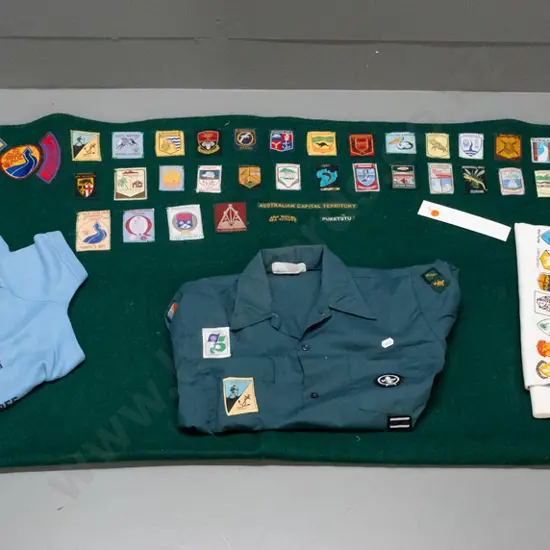 Scout memorabilia: 1981 Jamboree tablecloth, badge blanket, T-shirt & shirt with 4 badges 'Leith Stewart'
