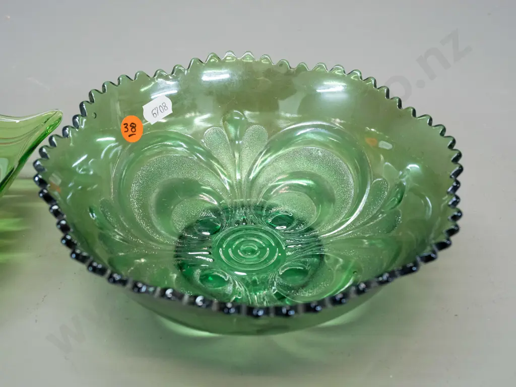 2 pieces of green glass - emerald carnival glass bowl H-70 D-190 and a swirled art glass leaf-form dish or ashtray Image 1++