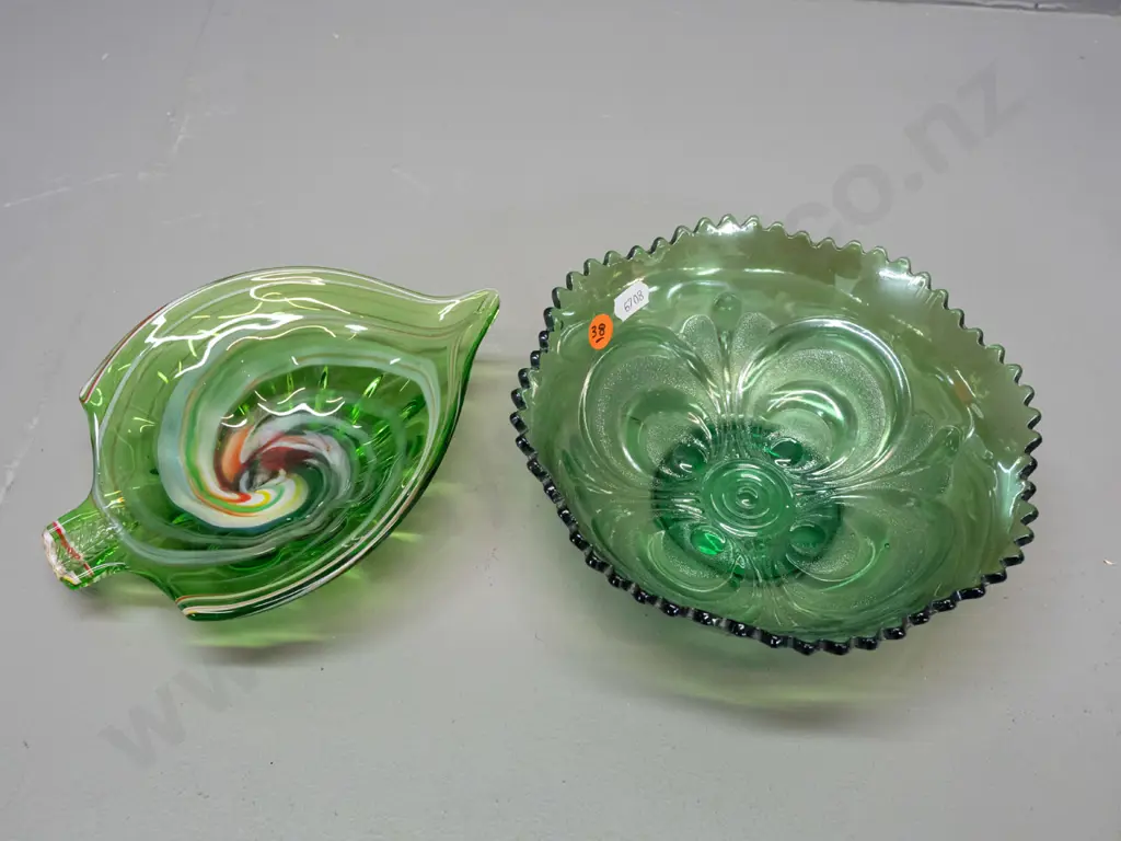 2 pieces of green glass - emerald carnival glass bowl H-70 D-190 and a swirled art glass leaf-form dish or ashtray Image 1++