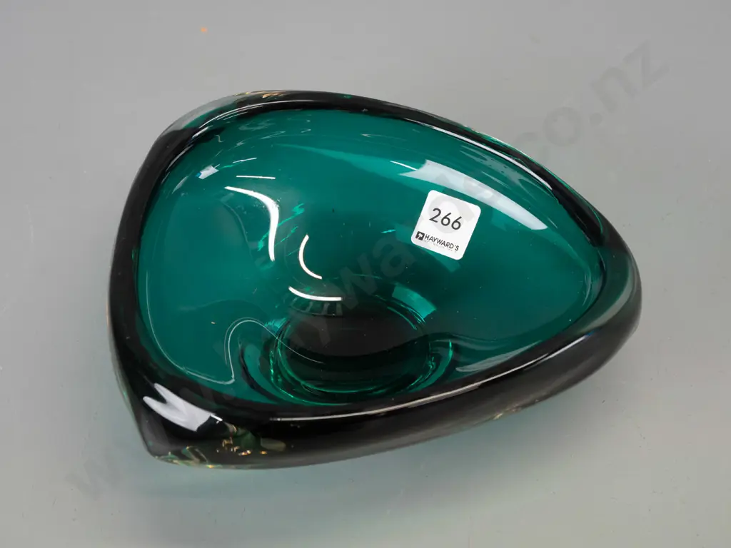 dark blue/green rounded triangular art glass bowl W230 Image 1++