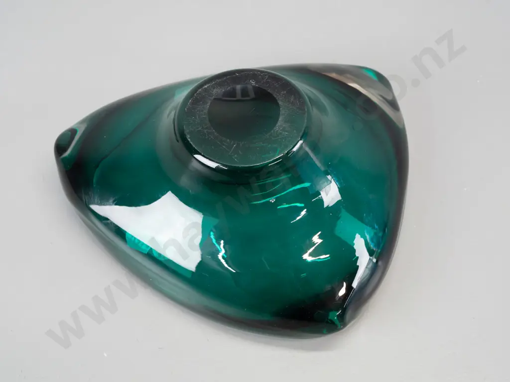 dark blue/green rounded triangular art glass bowl W230 Image 1++