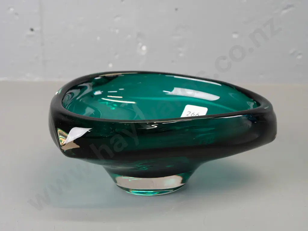 dark blue/green rounded triangular art glass bowl W230 Image 1++