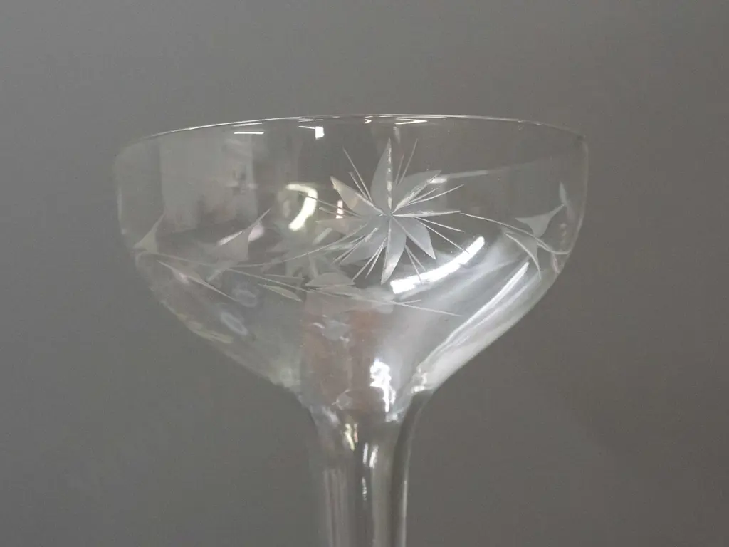10 hollow-stemmed champagne glasses with matching etched foliate motifs - one has some fretting around rim H-115 D-90 Image 1++