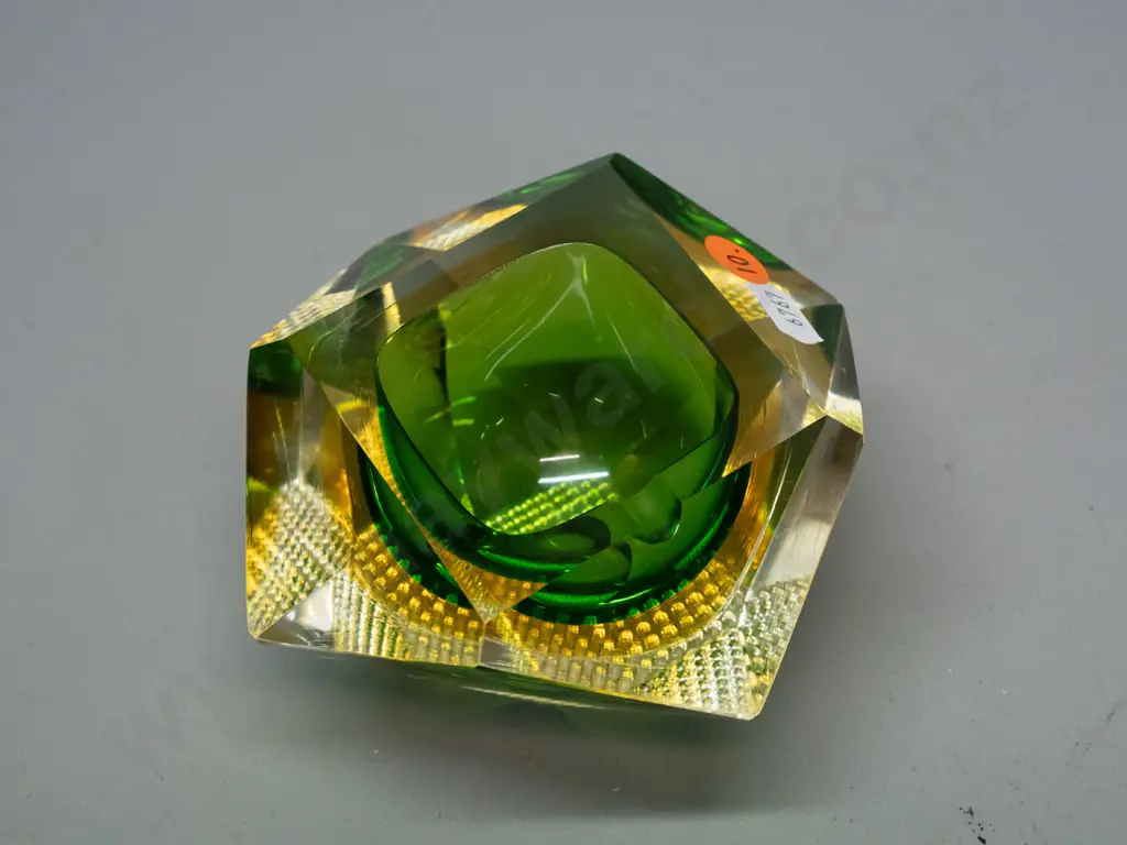 retro heavy glass green-and-gold geometric faceted ashtray H-70 W-130 D-130 Image 1++