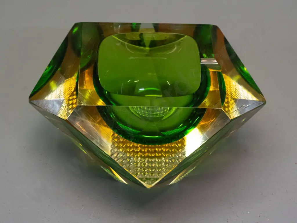 retro heavy glass green-and-gold geometric faceted ashtray H-70 W-130 D-130 Image 1++