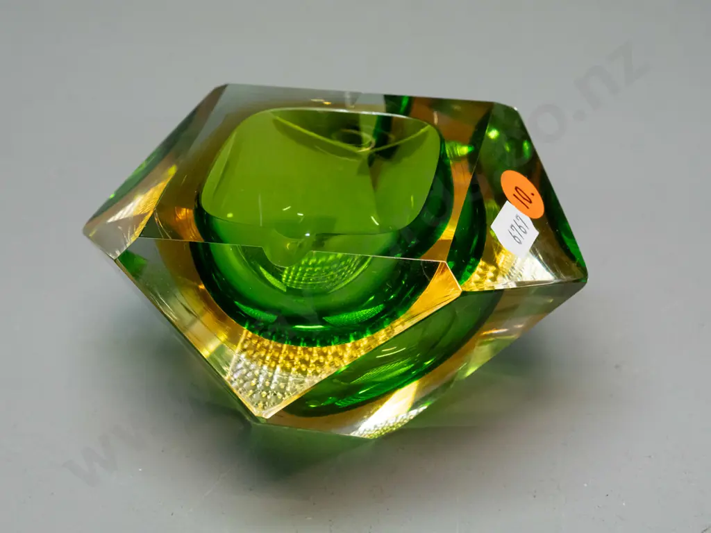 retro heavy glass green-and-gold geometric faceted ashtray H-70 W-130 D-130 Image 1++