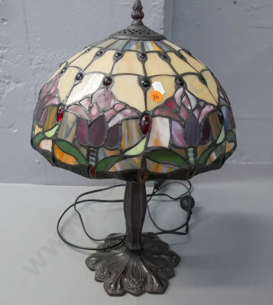 Tiffany style table lamp w/ cast metal base & tulip motif shade H-470 D-300 Image 1++