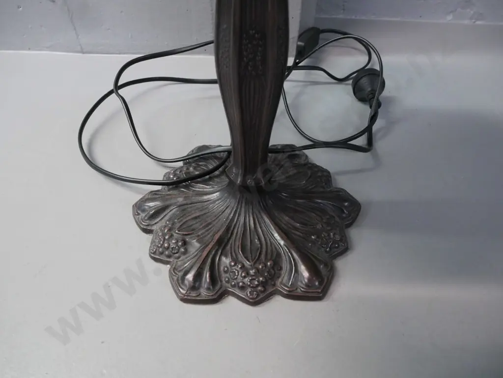 Tiffany style table lamp w/ cast metal base & tulip motif shade H-470 D-300 Image 1++