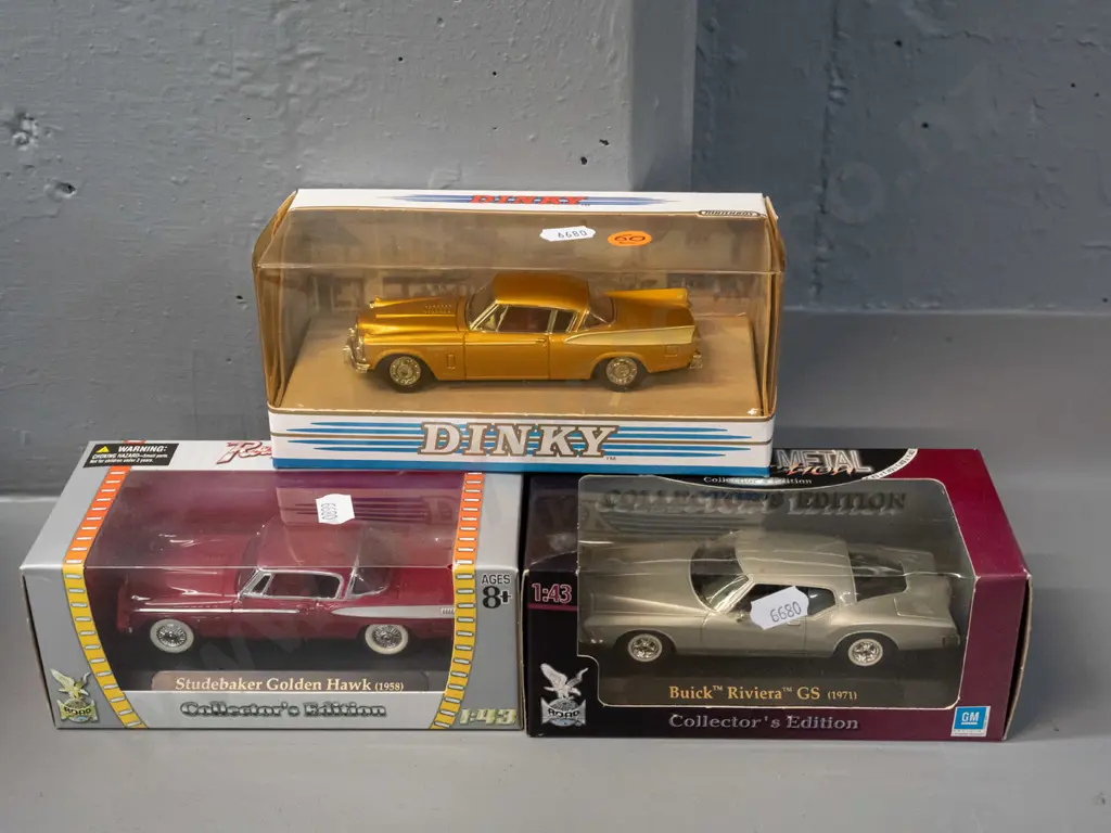 3 die-cast cars in boxes: Matchbox "Dinky Collection" Studebaker Golden Hawk & 2 "Road Signature" - 1958 Studebaker Image 1++