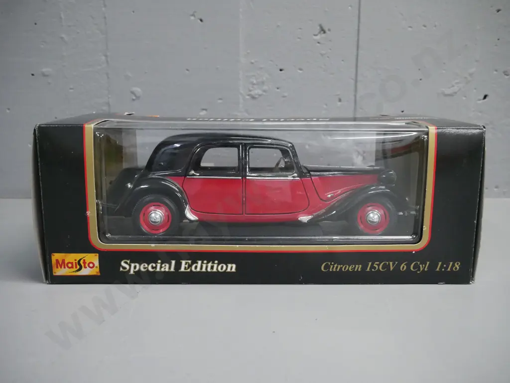 Maisto Special Edition 1:18 scale die-cast model Citroen 15CV 6 Cyl (1952) in original box Image 1++