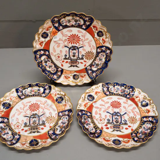 3 Copeland Spode Imari pattern cabinet plates with frilled & gilded edges D-210