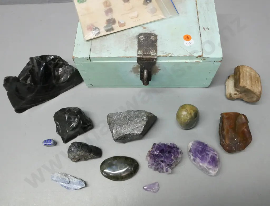 wooden storage box w/ mineral samples: petrified wood, obsidian, amethyst etc. Largest sample: L-155 Image 1++