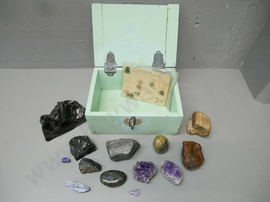 wooden storage box w/ mineral samples: petrified wood, obsidian, amethyst etc. Largest sample: L-155 Image 1++