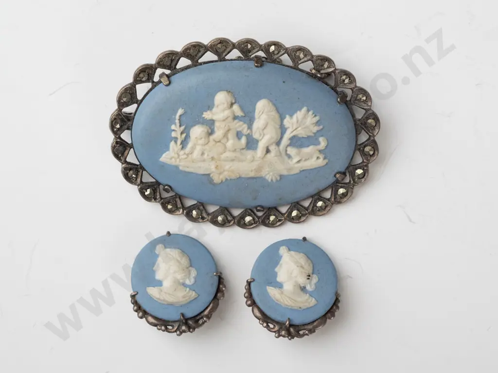 Wedgwood brooch & earring set [clip on ] Image 1++