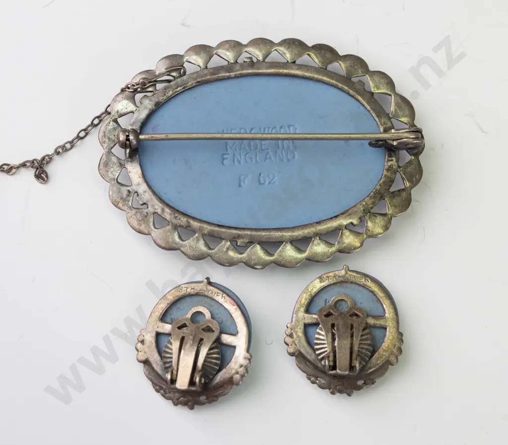 Wedgwood brooch & earring set [clip on ] Image 1++