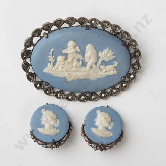 Wedgwood brooch & earring set [clip on ]