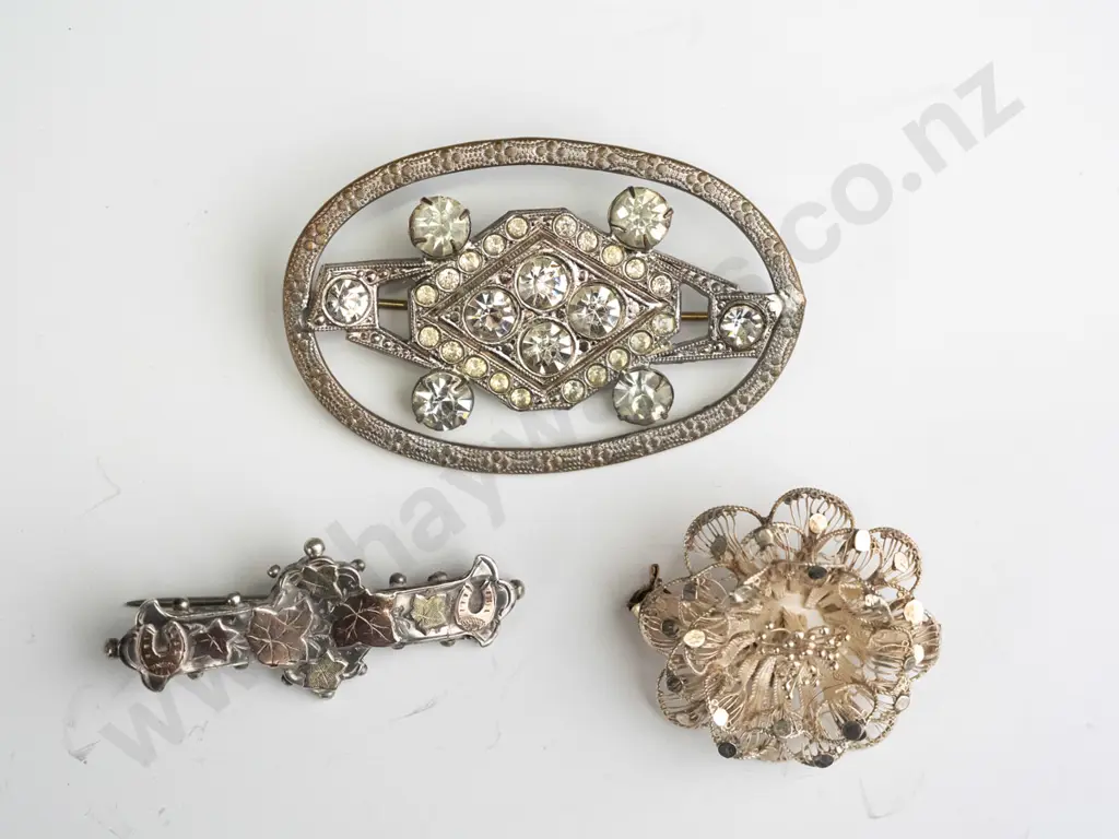 3 costume brooches Image 1++