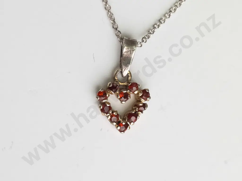 silver heart necklace with garnets chain stamped 925 Image 1++
