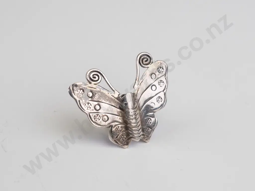 large sterling silver butterfly ring - 7 gms Image 1++