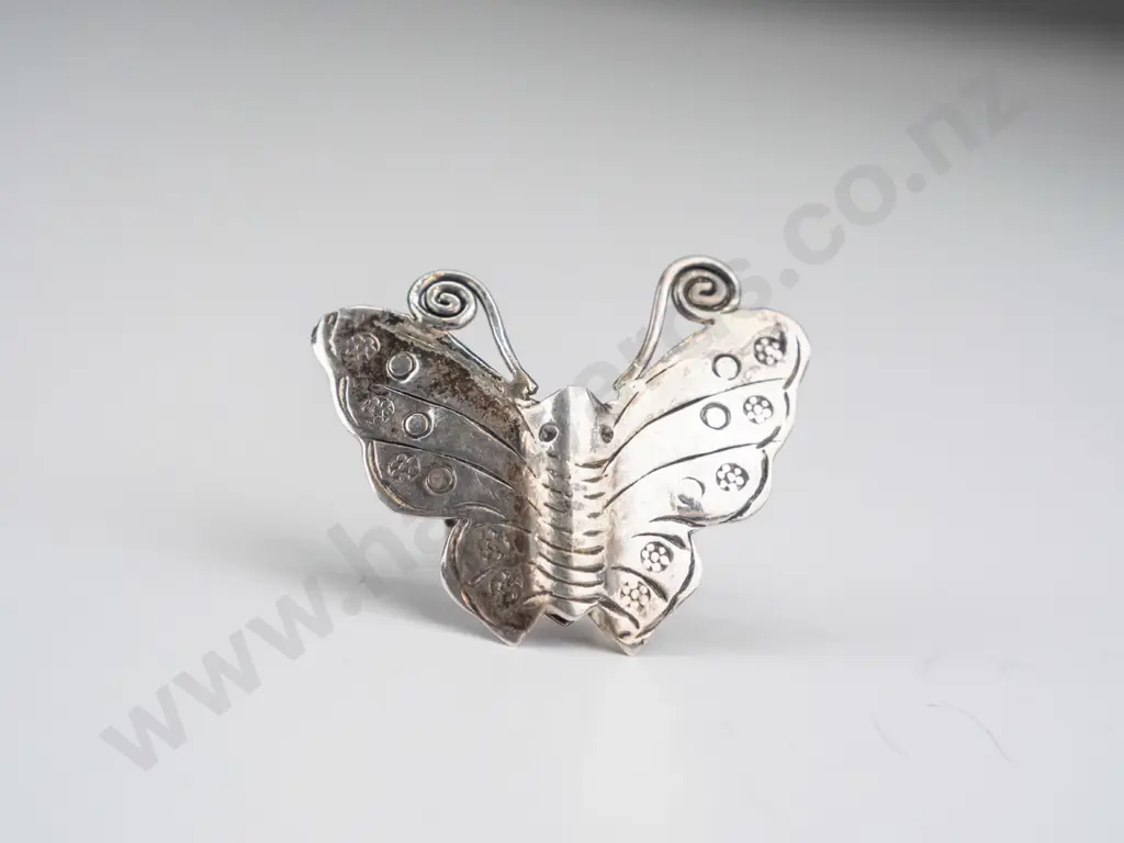 large sterling silver butterfly ring - 7 gms Image 1++
