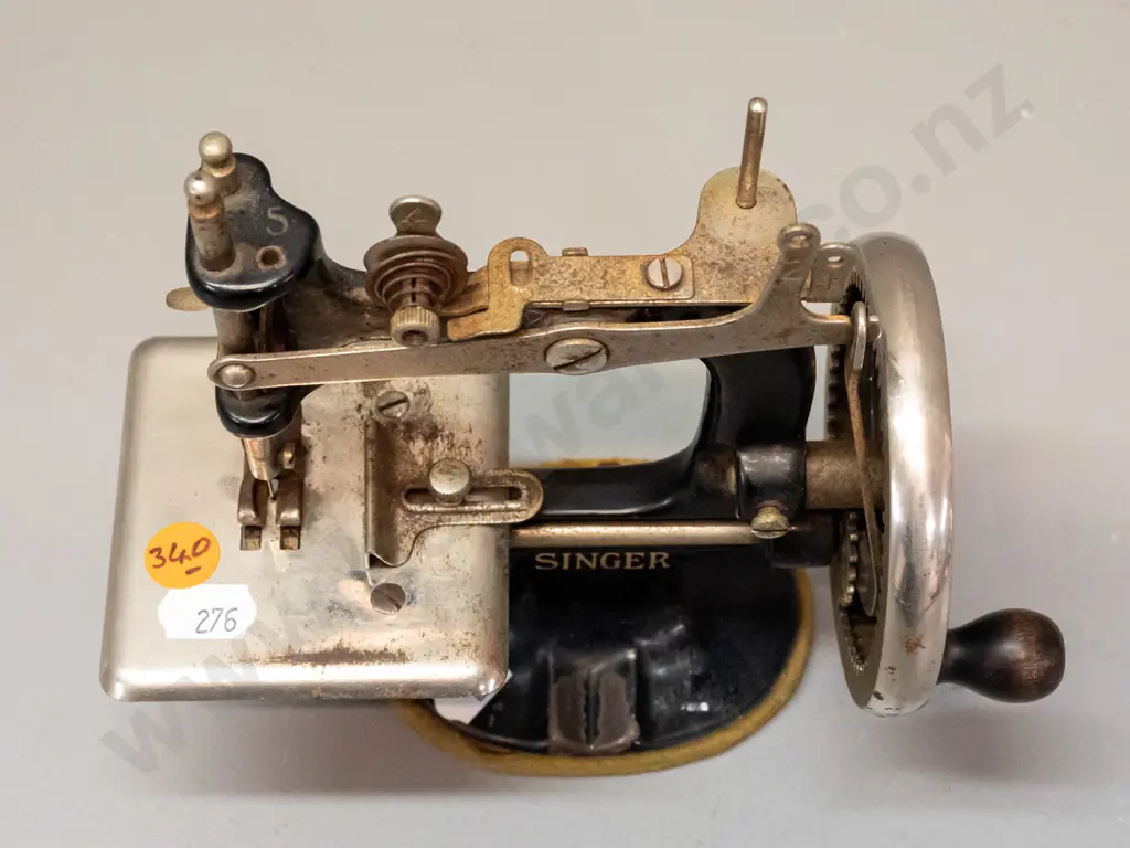 miniature toy Singer hand-crank sewing machine, marked Singer USA - seems to be functioning H-150 L-170 Image 1++