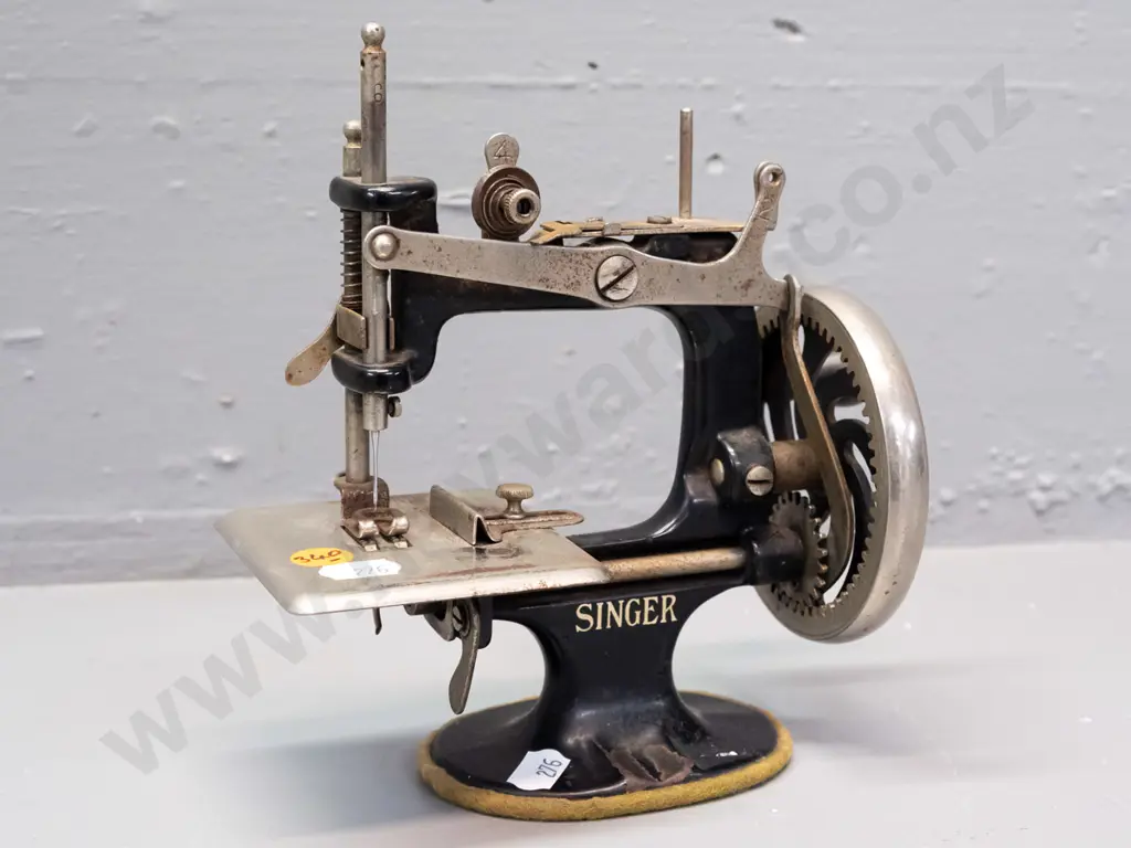 miniature toy Singer hand-crank sewing machine, marked Singer USA - seems to be functioning H-150 L-170 Image 1++