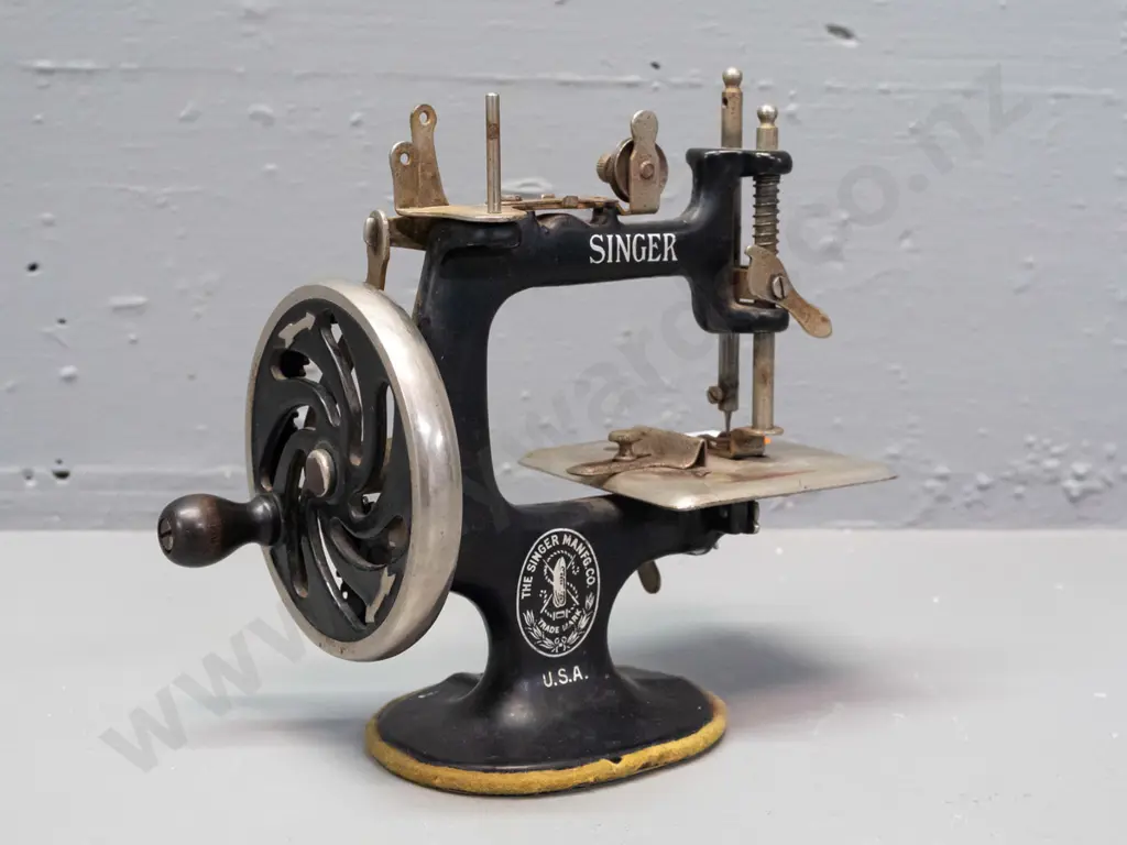 miniature toy Singer hand-crank sewing machine, marked Singer USA - seems to be functioning H-150 L-170 Image 1++