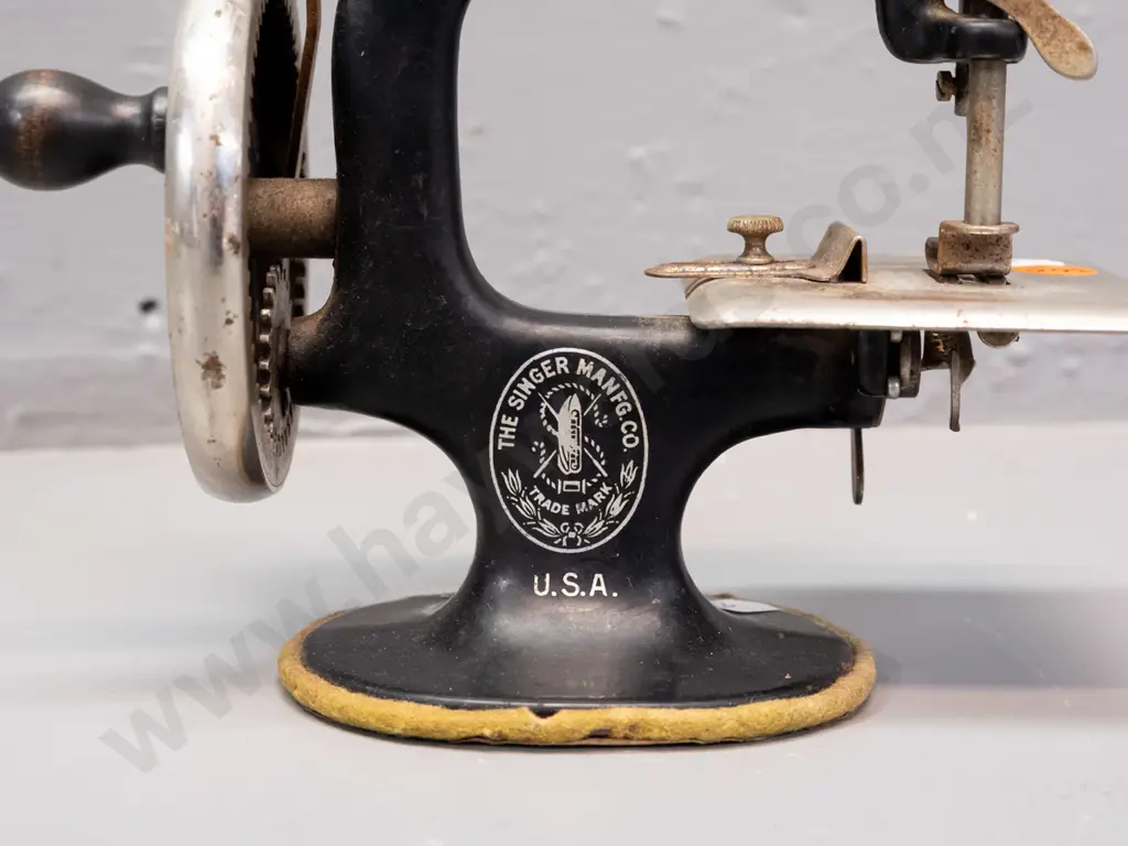miniature toy Singer hand-crank sewing machine, marked Singer USA - seems to be functioning H-150 L-170 Image 1++