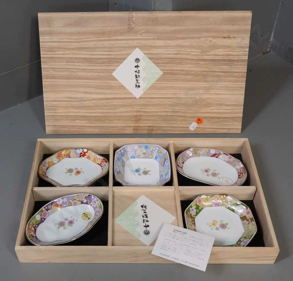 Japanese boxed set of 5 varying shape and floral pattern dishes - Maebata brand, label translates to Kanzaburo Nakamura Image 1++