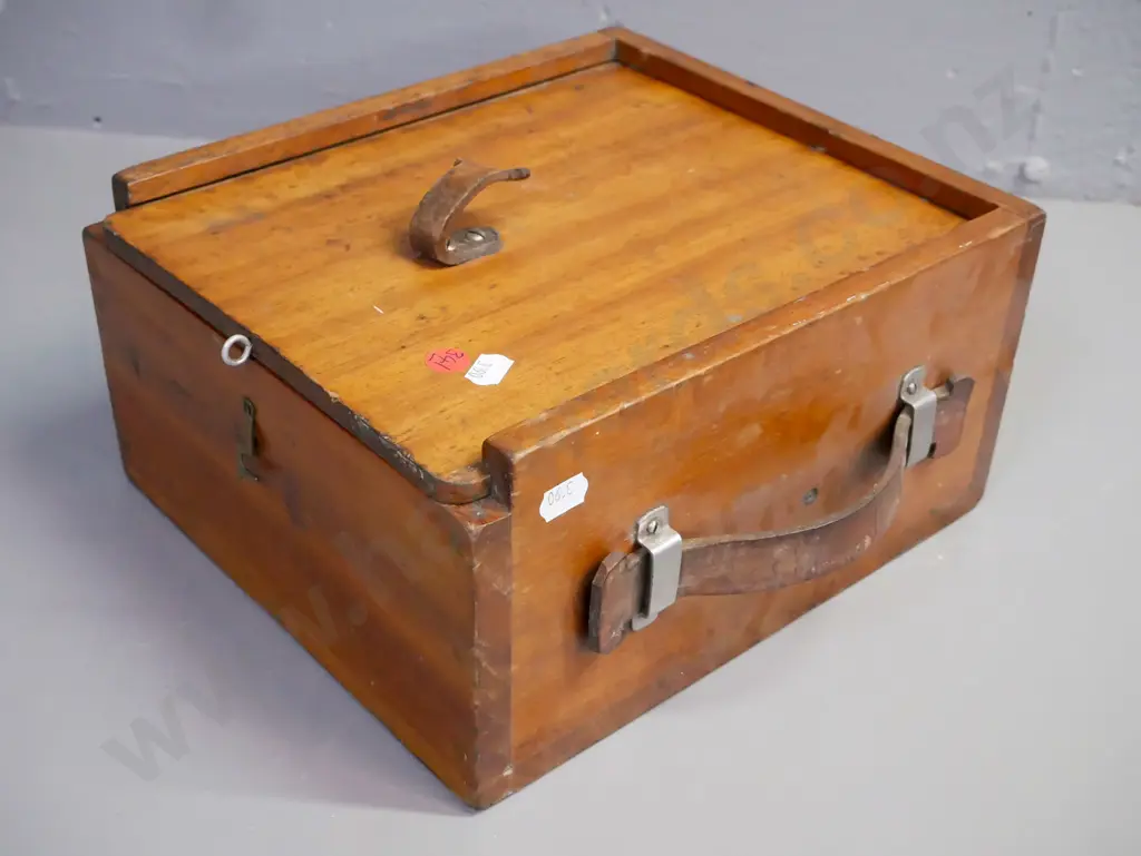 Speights tour presentation box & glasses. Cedar box w/ sliding lid exposing 6x flight glasses in kauri stand, bar mat. Image 1++