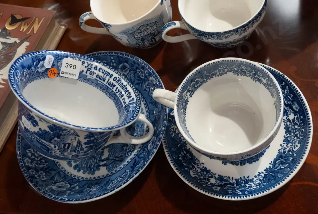 4 breakfast cups, 2 with saucers, one oversized - see photos for detail. Largest cup H-90 W-190. Image 1++