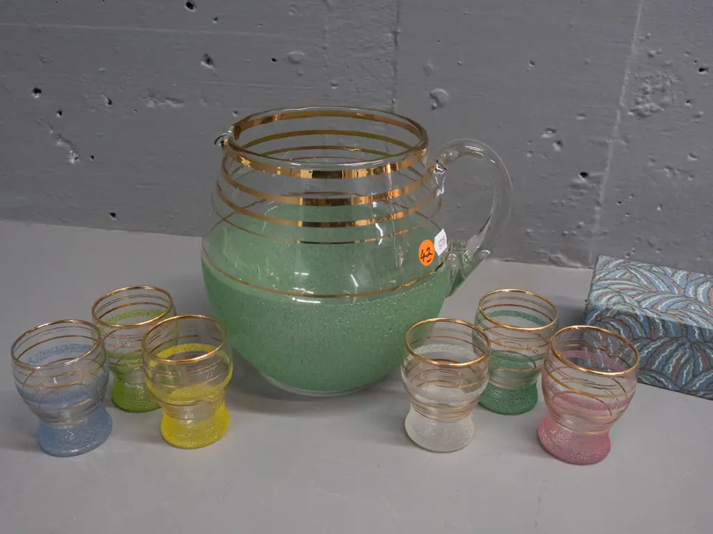 mid-century drinks gilt & frosted band decanter with 6 vary-coloured glasses in original box - slight wear to gilt on Image 1++