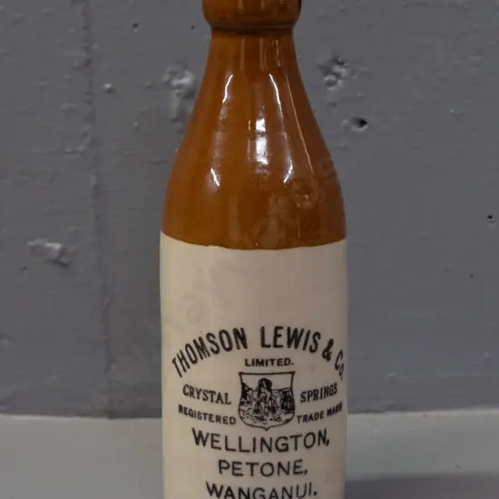 Vintage Thompson Lewis & Co Wellington ginger beer bottle marked Bourne Denby no stopper H-210