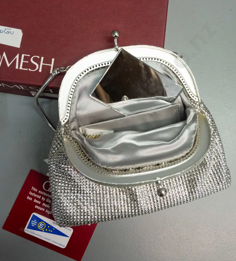 2 retro Australian purses in original boxes - Oroton silver and a smaller Park Lane gold, plus a few hair clips - Oroton Image 1++