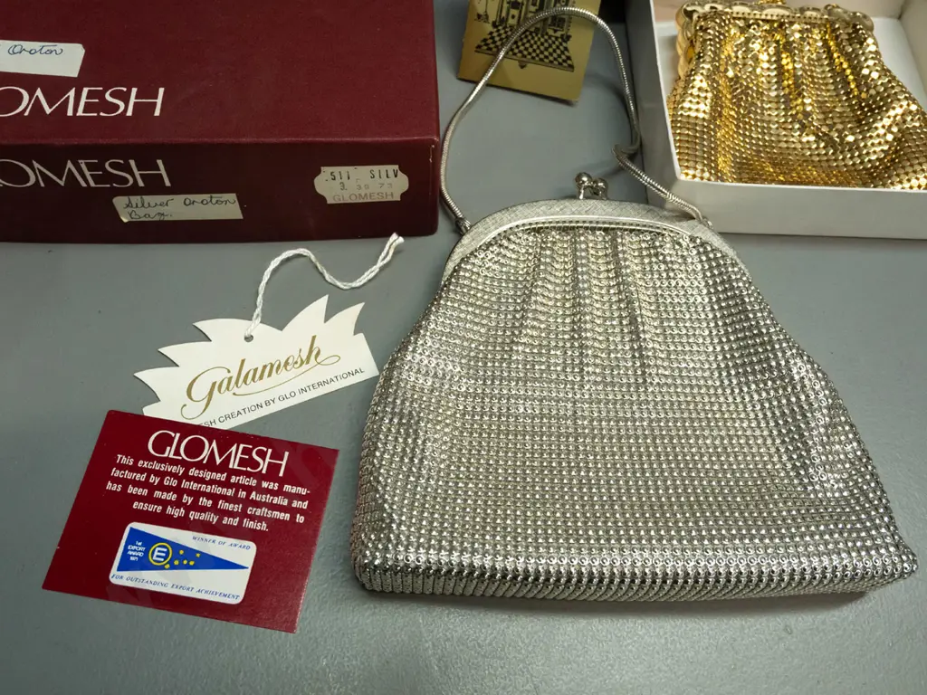 2 retro Australian purses in original boxes - Oroton silver and a smaller Park Lane gold, plus a few hair clips - Oroton Image 1++