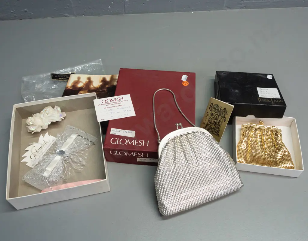2 retro Australian purses in original boxes - Oroton silver and a smaller Park Lane gold, plus a few hair clips - Oroton Image 1++