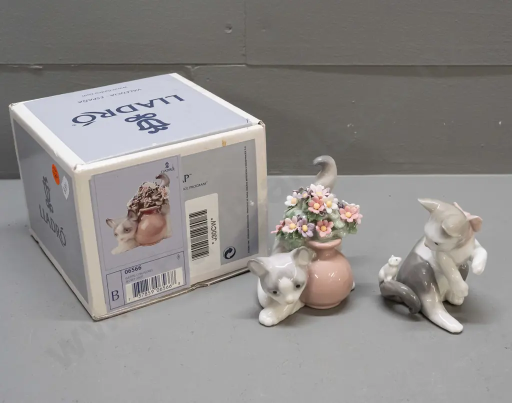 2 LLadro cat figurines, one with original box - one with pot of flowers H-90 W-110 Image 1++